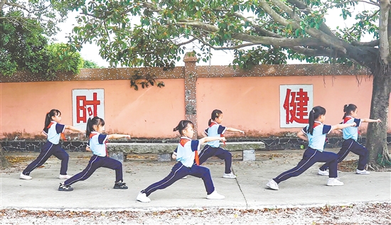 广海镇中心小学武术社团活动受到学生的欢迎。 广海镇中心小学武术社团活动受到学生的欢迎。