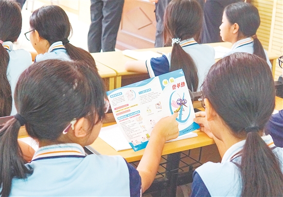 通过讲座，让学生了解预防登革热的知识。