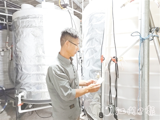 李新在培育工作室检查发酵罐。