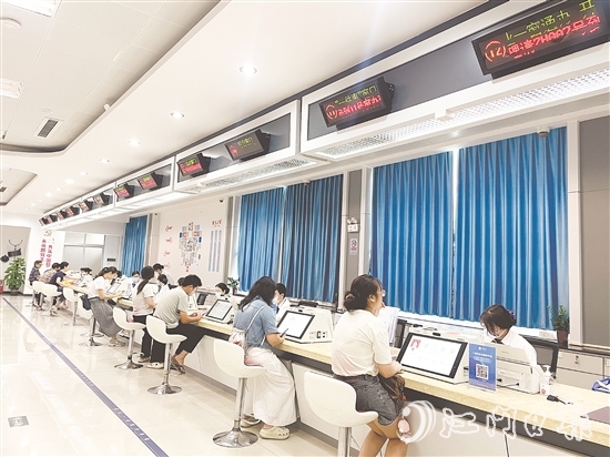 鹤山市推出“水电气网联合报装一件事”服务，在受理环节，通过线下设置“一件事”专窗，为群众提供全流程导办服务，彻底告别“多头跑、重复跑”。