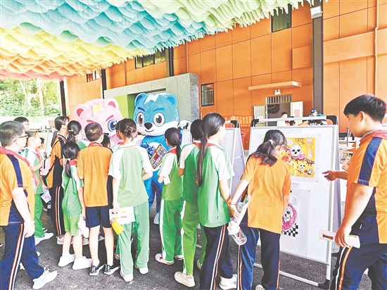 学生们穿梭于龟博园各大特色展馆,沉浸式学习禁毒知识。 学生们穿梭于龟博园各大特色展馆,沉浸式学习禁毒知识。