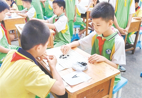 比赛过程中，学生沉着冷静、积极动手。