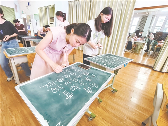 在基本功比赛中，青年教师们展现出扎实的功底。