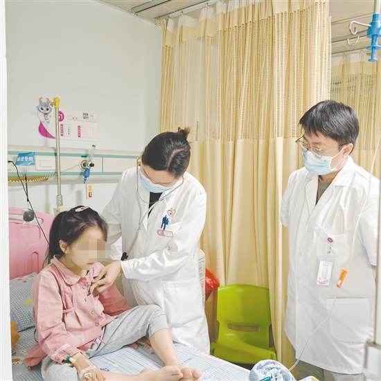 医生为女童检查。