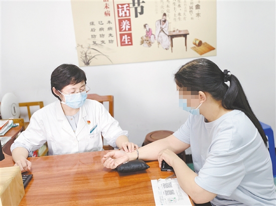 医生对患者进行检查。