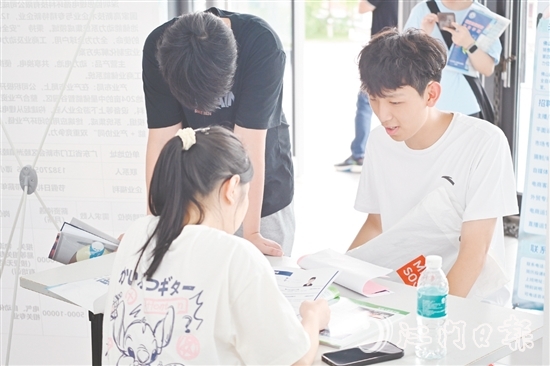 招聘现场，不少学生向新会企业了解岗位信息。