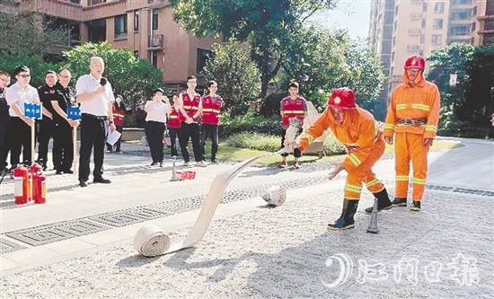 ▲会城应急管理办指导辖区各村（社区）、有关部门单位和各企业开展应急演练活动。