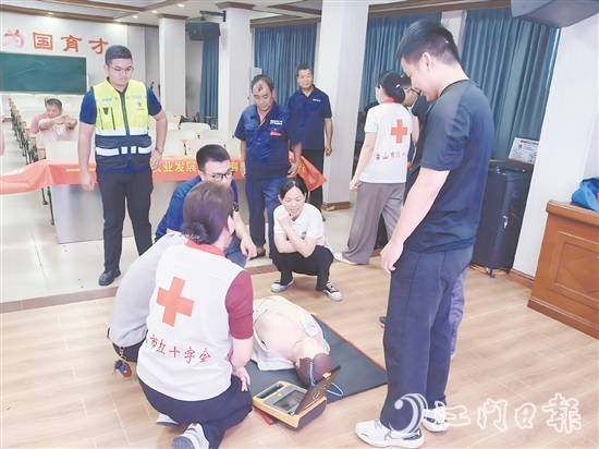学员们在讲师手把手指导下，利用模拟人进行心肺复苏操作。