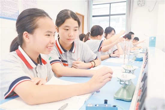 学生在实验室进行物理实验。