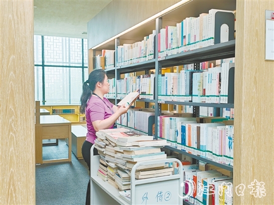 图书管理员正在上架书籍。
