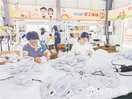 鹤山市“零工市场”以手工作坊为平台，对接不同类型的制造业企业，引入多个种类的手工产品项目。