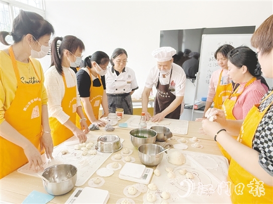 兴业社区“就业驿站”选取广式点心烹饪等热门就业技能作为培训课程内容，助力群众提升就业竞争力。