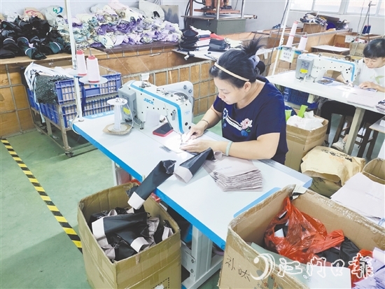 桃源镇“就业驿站”联合伞篷龙头企业开设“妈妈岗”。