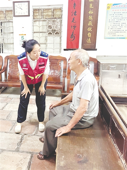 陈俊颖（左）走访村民。