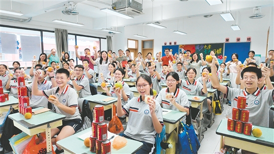 紫茶中学考生收到老师和家长送的加油大礼包。