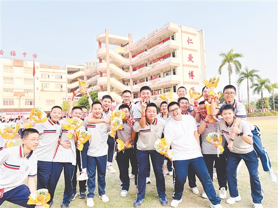 江门市怡福中学为考生送上葵花，祝福他们“一举夺魁（葵）”。