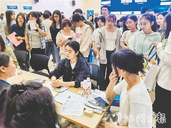 恩平市人社局组织企业走进高校举办专场招聘会。
