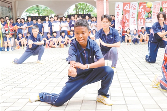五邑碧桂园中英文学校的学弟学妹自编“中考加油武术操”，为学长学姐加油。