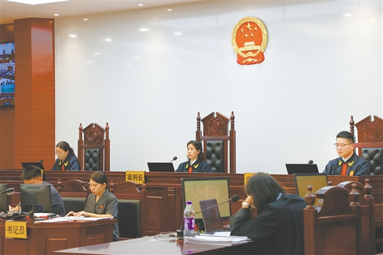 蓬江法院刑事审判庭庭审现场。