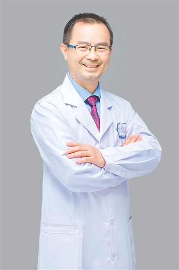 人物档案：李国泉，皮肤科主任，主任医师，从业31年，党龄30年。