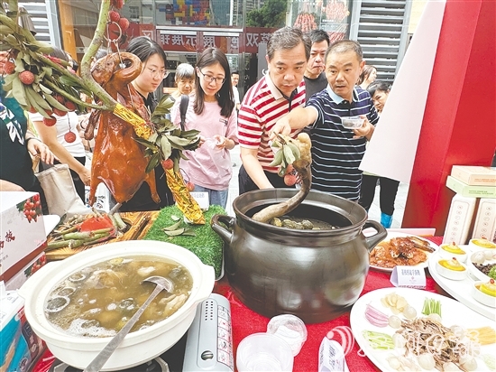 活动现场，以“马冈鹅×广东荔枝”为核心的创新菜式成为焦点，成功撩动无数食客的味蕾。