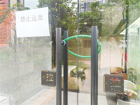 涉事沐足店直通小区的两扇门已从店内上锁。