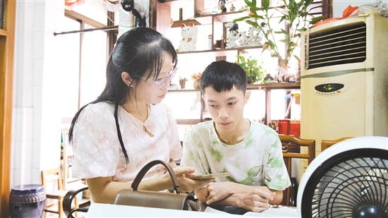 老师辅导卢梓俊填报志愿。