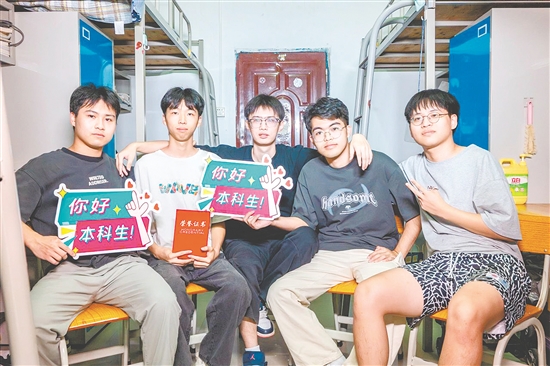 5人在宿舍合影（受访当日其中一人不在学校）。