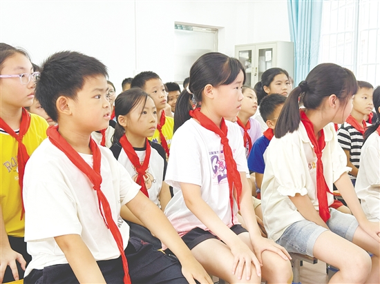 台下学生一边认真观察舞台上的同伴，一边在脑海中快速组织语言，记录他们看到的每一个神态与细节。