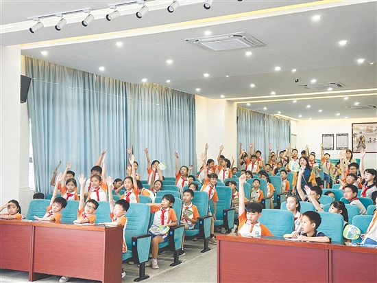 祥龙学校的学生们在讲座中积极参与互动，每当到了提问环节，纷纷举手抢答。