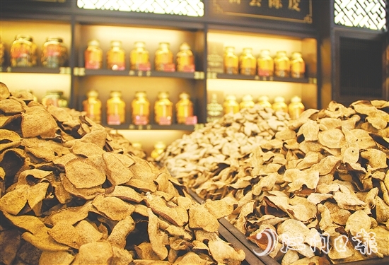 陈皮的价值不仅体现在年份,更体现在反哺乡土的温度上。 陈皮的价值不仅体现在年份,更体现在反哺乡土的温度上。