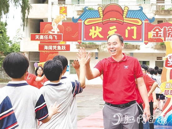 身着红色衣衫送考的教师们成为校园一道温暖的风景线。