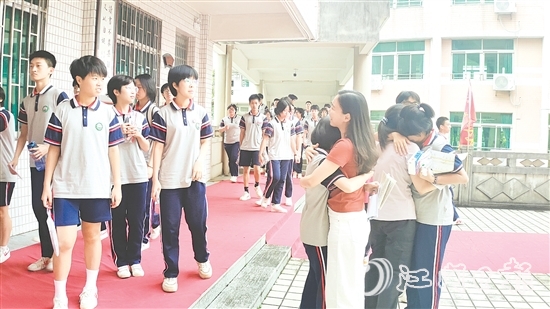 考试结束，考生们与教师、同学击掌、拥抱、合影。
