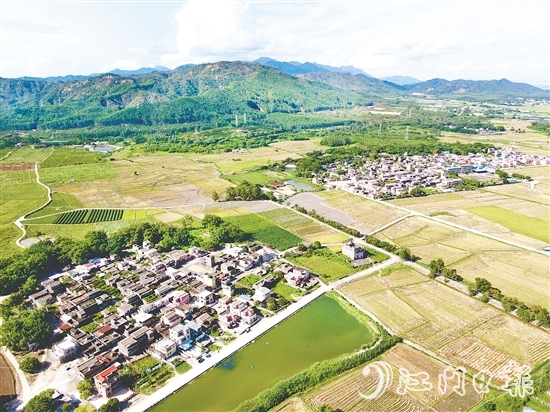 斗山镇田稠村以“产业筑基、生态赋能、治理创新”的组合拳，推动乡村颜值与经济价值双提升，走出“产业兴、生态美、百姓富”的振兴之路。