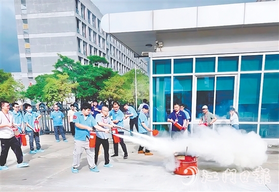 职工踊跃学习如何使用灭火器。