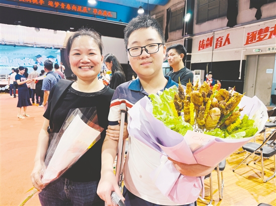 中考结束后，五邑碧桂园中英文学校家长为“吃货”儿子送上了特别的“烧烤花”。