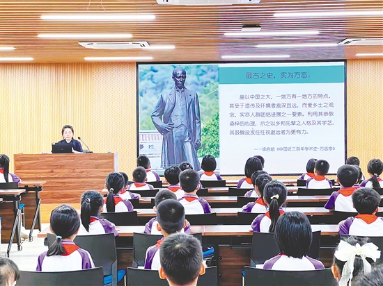 新会区地方志办的工作人员化身“故事大王”，生动讲述梁启超的传奇人生。
