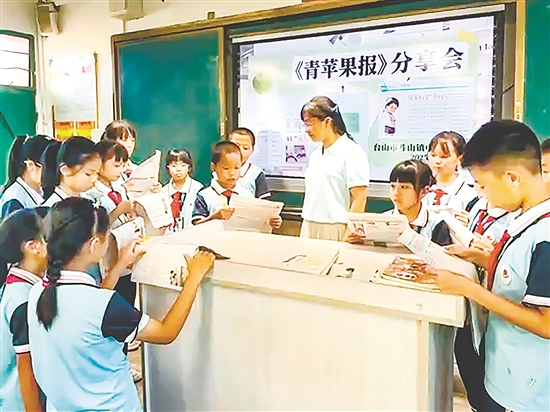 老师与同学们一起赏析《青苹果》上刊登的优秀作文。