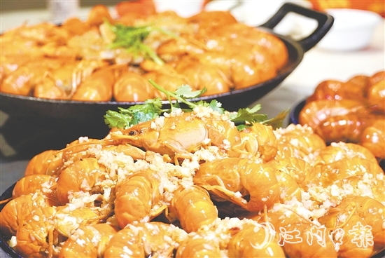 蓝龙虾肉质丰腴鲜甜，烹饪方式多种多样。