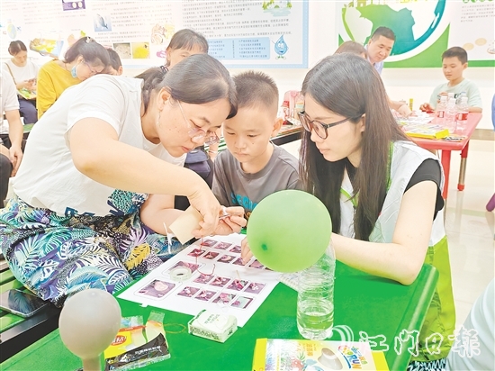 在志愿者讲师的引导下，市民群众通过小实验了解绿色低碳相关知识。