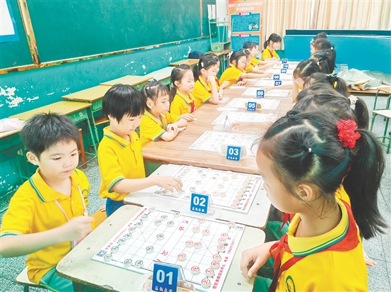 小棋手们神情专注，在棋盘上排兵布阵。
