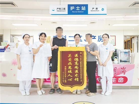患者及家属为医护人员送上锦旗。