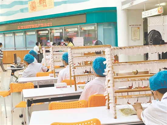 三伏贴受到市民青睐。