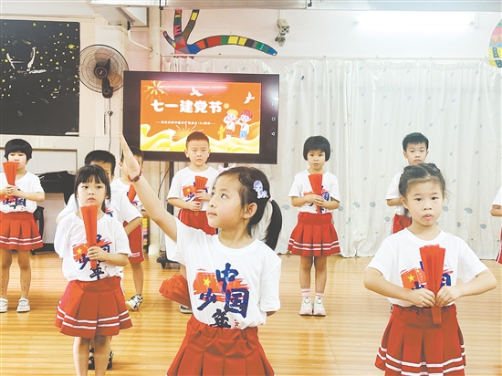 恩平市江洲幼儿园的孩子们唱出对祖国的深情祝福。 恩平市江洲幼儿园的孩子们唱出对祖国的深情祝福。