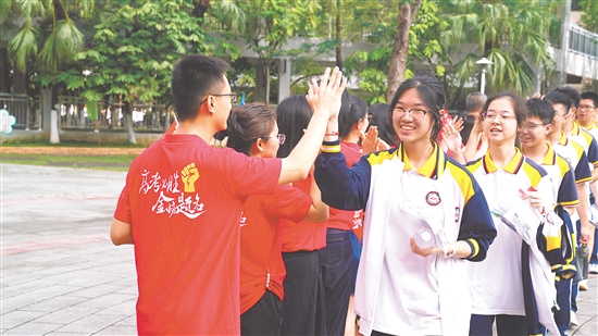 考生们意气风发地前往考场。