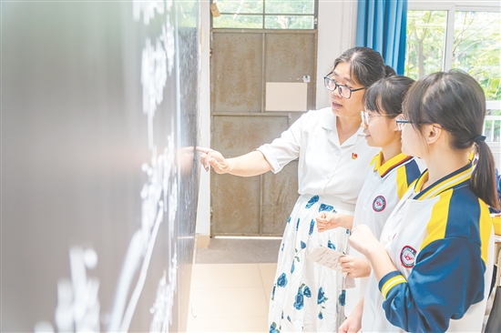 一下课，同学们就向老师请教。
