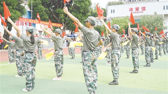 国防班学生进行训练。