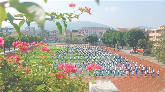 大课间活动现场。