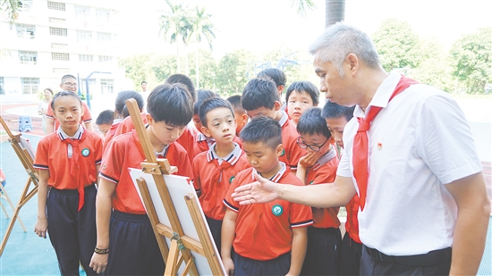 师生们阅读“邑地烽火——纪念抗战胜利70周年特别报道”系列文章。 师生们阅读“邑地烽火——纪念抗战胜利70周年特别报道”系列文章。