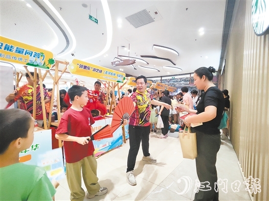 活动现场，不少市民体验传统文化魅力。